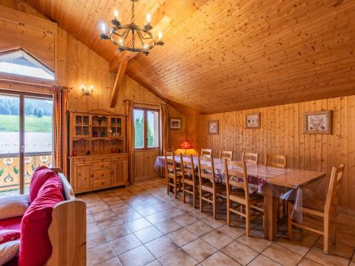 une salle à manger avec une table et des chaises dans l'établissement Superbe Appartement 8 Pers, Proche Centre, 3 Chambres, Balcon, Casier à Ski, Wi-Fi, Animaux Admis - FR-1-671-31, aux Gets