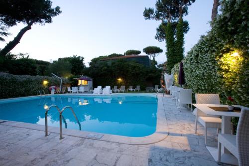 Bazén v ubytovaní JR Resort Logos Forte dei Marmi alebo v jeho blízkosti