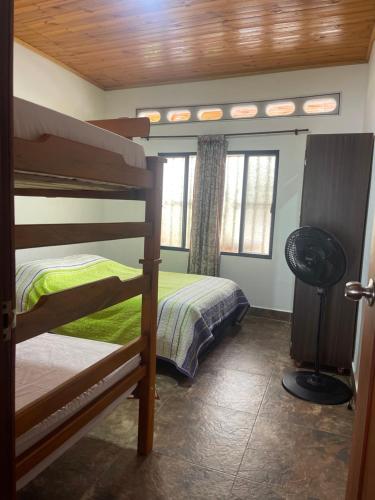 1 dormitorio con 2 literas y ventilador en La mejor opción para tu descanso y recreación., en Mariquita
