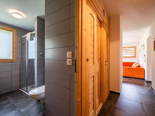 La salle de bains est pourvue de toilettes et d'un canapé orange. dans l'établissement Appartement 3 Pièces + Cabine, 6 Pers, Terrasse Sud/Est, Proche Pistes, Garage, Wi-Fi - FR-1-671-106, aux Gets