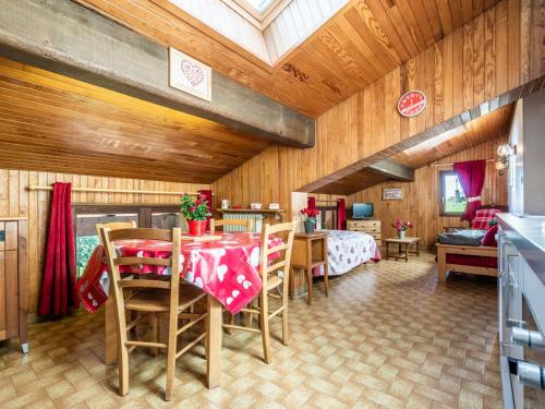 une salle à manger avec une table et des chaises et une chambre dans l'établissement Appartement aux Gets pour 4 avec WiFi, parking et animaux admis - FR-1-671-110, aux Gets