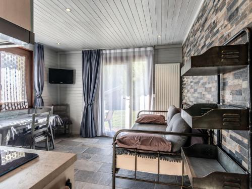 une chambre avec un lit et un bureau dans une pièce dans l'établissement Châlet cosy à Châtel: Terrasse, 2 pièces pour 3 pers., proche centre et remontées mécaniques - FR-1-676-2, à Châtel