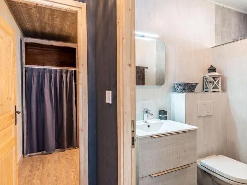 une petite salle de bain avec un lavabo et des toilettes dans l'établissement Châlet cosy à Châtel: Terrasse, 2 pièces pour 3 pers., proche centre et remontées mécaniques - FR-1-676-2, à Châtel