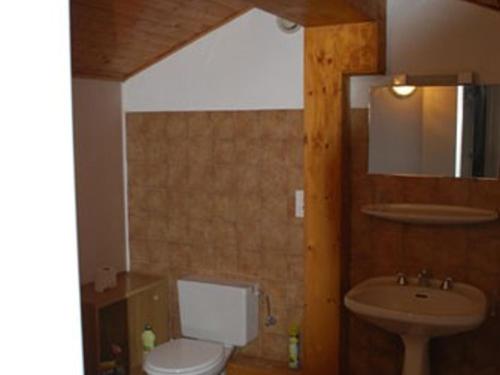 ห้องน้ำของ Chalet spacieux aux Gets - 4 chambres, 12 pers, proche centre et remontées, Wi-Fi, garage - FR-1-671-237