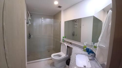 La salle de bains est pourvue de toilettes, d'une douche et d'un lavabo. dans l'établissement Aparta Suite en el BlueGarden, à Barranquilla