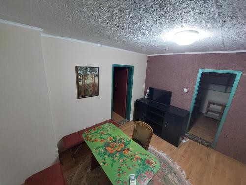una sala de estar con una mesa y un sofá en Apartman Bogatić 2, en Bogatić