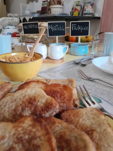 una mesa con un plato de pan y un tazón de comida en La Stella, en Civita