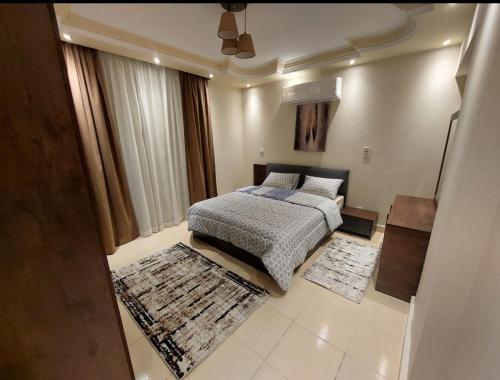 1 dormitorio con 1 cama y 2 alfombras en Gazzar inn rehab9, en El Cairo