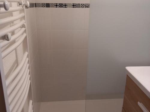 une salle de bain avec une douche avec une porte vitrée dans l'établissement Studio pour 3 pers. à Châtel avec balcon, parking, près navettes et centre. Exposition Sud/Ouest. - FR-1-676-115, à Châtel