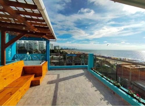 balkon z widokiem na ocean w obiekcie Avadia del Mar w mieście Cartagena de Indias