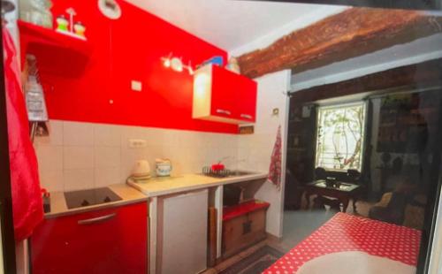 cocina con armarios rojos y encimera roja en jiva bennani, en Toulon