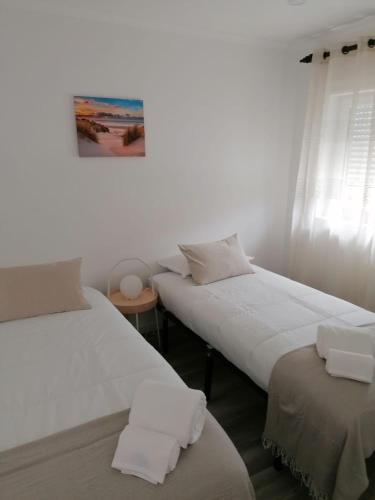 dwa łóżka siedzące obok siebie w pokoju w obiekcie Baleal Atlantic 6 w mieście Baleal
