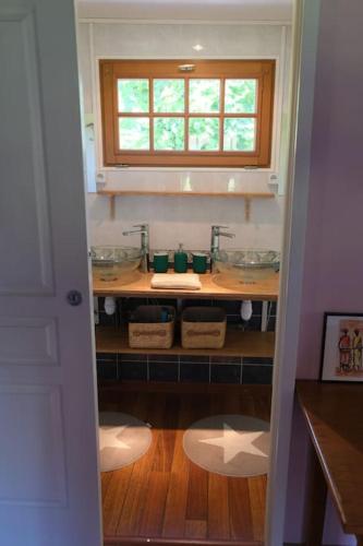 une salle de bain avec deux lavabos et une fenêtre dans l'établissement Escapade normande - Villa entière bord de mer, à Saint-Martin-aux-Buneaux