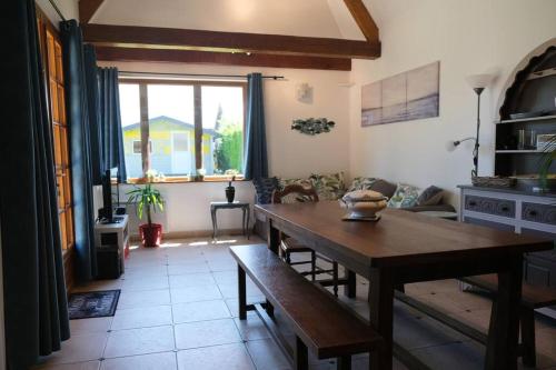 un salon avec une table et un canapé dans l'établissement Escapade normande - Villa entière bord de mer, à Saint-Martin-aux-Buneaux