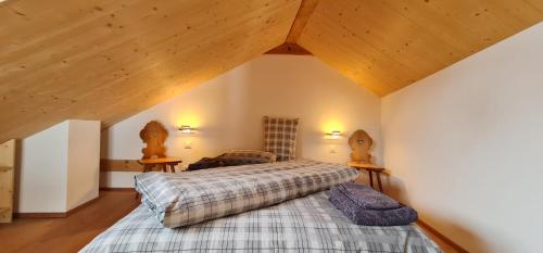 um quarto com uma cama num sótão em Schönste Ferienwohnung mit Panoramablick in Ftan im Unterengadin em Ftan