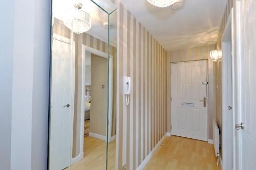 um corredor com uma porta de vidro e um quarto em Fonthill Apartment - central, free parking off street em Aberdeen