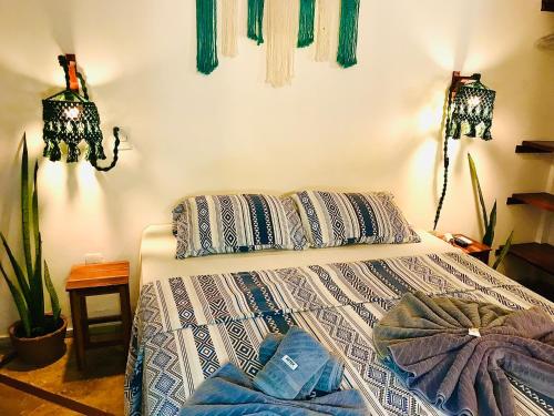ein Schlafzimmer mit einem Bett mit zwei Kissen darauf in der Unterkunft Residencial Bem-te-vi in Jericoacoara