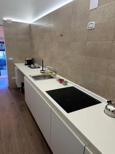 una cucina con lavandino e piano di lavoro di La Casetta a Ordona