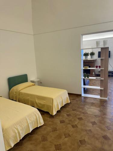 una camera con due letti e una camera con una non intenzionale di La Casetta a Ordona