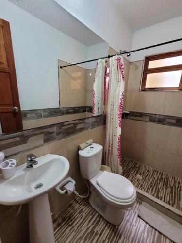 y baño con aseo y lavamanos. en Casa Cantabria Hotel, en Villa de Leyva