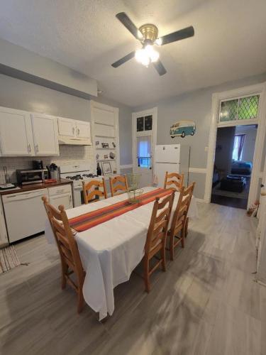 cocina con mesa con sillas y ventilador de techo en Spacious One Bedroom Apartment en Soulard