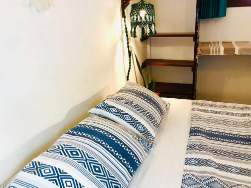 Duas almofadas sentadas numa cama num quarto em Residencial Bem-te-vi em Jericoacoara