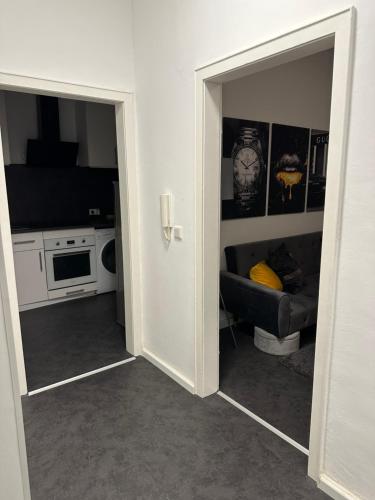 Butler Suites في دوسلدورف: باب مفتوح لغرفة المعيشة مع أريكة