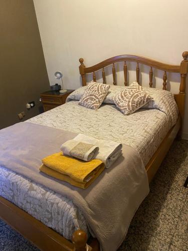 1 dormitorio con 1 cama con 2 toallas en Departamento en el corazón de Mendoza en Mendoza