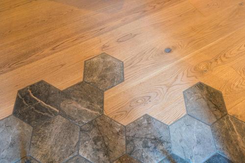 a wooden floor with a hexagonal design on it at Apteegimaja Apartment in Rõngu