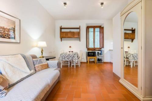 uma sala de estar com um sofá e uma mesa em DaLu Florence apartment Lucilla - private car park 15 minutes to the city center em Florença