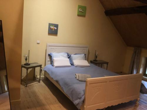 1 dormitorio con 1 cama con 2 almohadas en Gastroatelier en Gooik