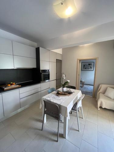 a kitchen and living room with a white table and chairs at Luxury Apartment Spa "Marina" in Makarska
