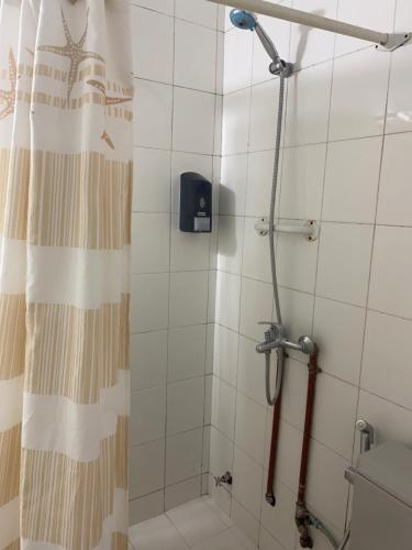 La salle de bains est pourvue d'une douche avec rideau de douche. dans l'établissement Departamento en el corazón de Mendoza, à Mendoza