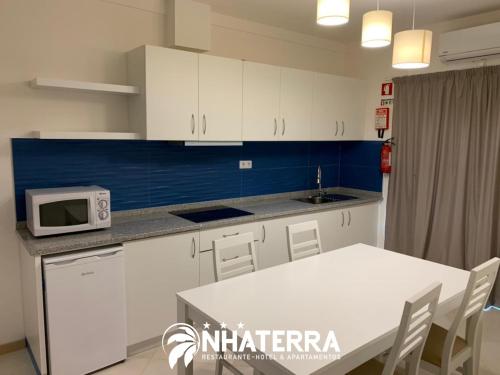 Una cocina o zona de cocina en ApartHotel NhaTerra