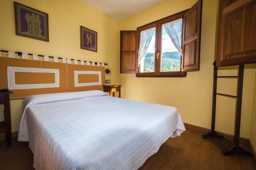 A bed or beds in a room at Hotel Rural La Bolera