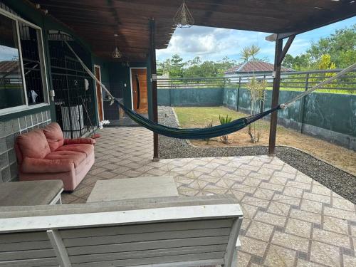 - une terrasse couverte avec un hamac dans une maison dans l'établissement Schimmelpenninck Paramaribo Villa, à Paramaribo