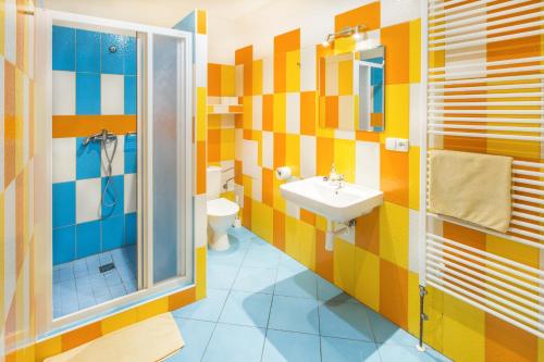 بيت الشباب داون تاون  في براغ: حمام ملون مع حوض ومرحاض