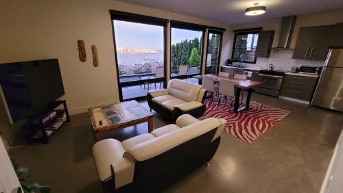 180 degree, unobstructed bluff view!_2