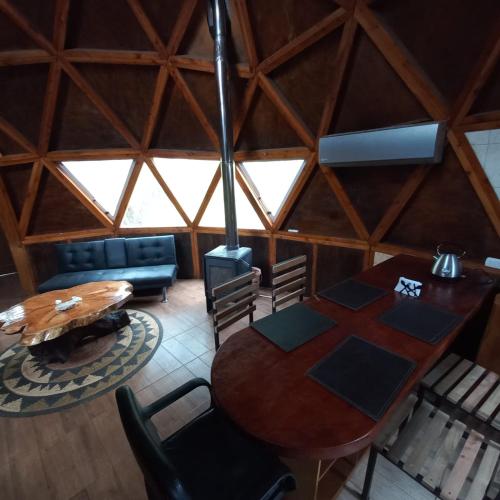 una vista aérea de una habitación con mesa y sillas en Domo Geodésico Las Burritas, en Osorno