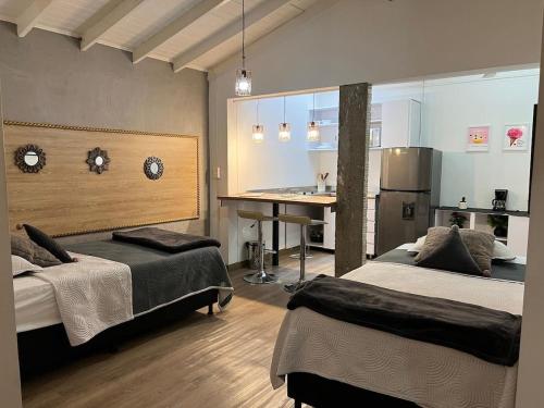 1 dormitorio con 2 camas y cocina con encimera en San Antonio, en Medellín