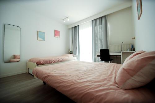 Postel nebo postele na pokoji v ubytování Privé kamer met chill room en gedeelde badkamer - rand Antwerpen - afrit E313 Wommelgem - vlakbij tramhalte lijn 9 en 24