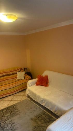 sypialnia z 2 łóżkami w pokoju w obiekcie Casy&Angy w Braszowie