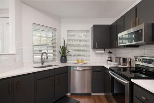 Kuchyň nebo kuchyňský kout v ubytování The Recharge - Springs , Tesla & EV Station , Pets