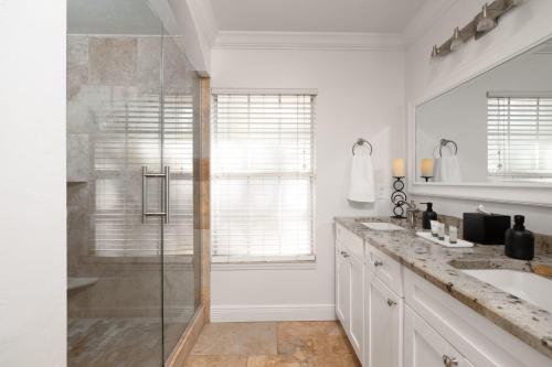 baño blanco con ducha y lavamanos en Newly Reno'd High Springs Haven, en High Springs