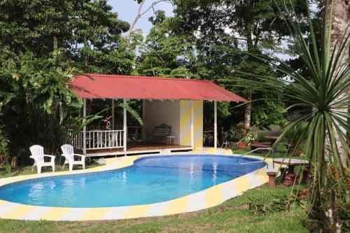 una piscina en el patio de una casa en Casa Zu en San Pedro