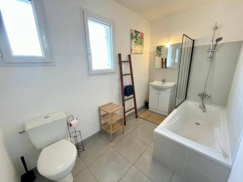 La salle de bains est pourvue de toilettes, d'une baignoire et d'un lavabo. dans l'établissement Villa la Cigale, Maussane les Alpilles, à Maussane-les-Alpilles