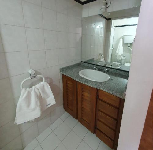 a bathroom with a sink and a mirror at DEPARTAMENTO RIO TERCERO in Río Tercero