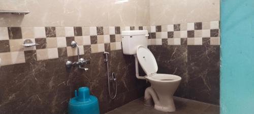 een badkamer met een toilet en een douche bij J J HOMES in Ooty