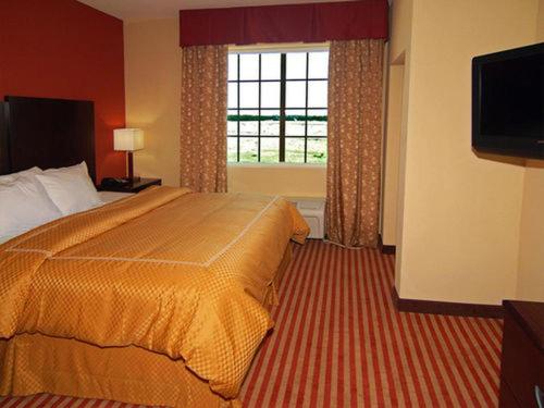 Habitación de hotel con cama y ventana en Hometown Executive Suites, en Bridgeport