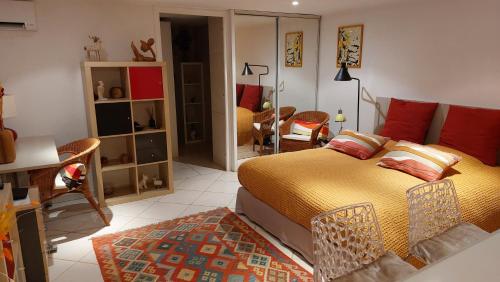 - une chambre avec un lit et un salon dans l'établissement studio indépendant près du centre ville, à Nîmes